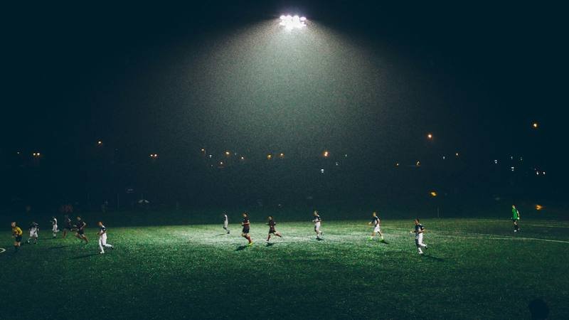 Live-Fußball bei Flutlicht in TiviMate, gestreamt über unseren IPTV-Dienst